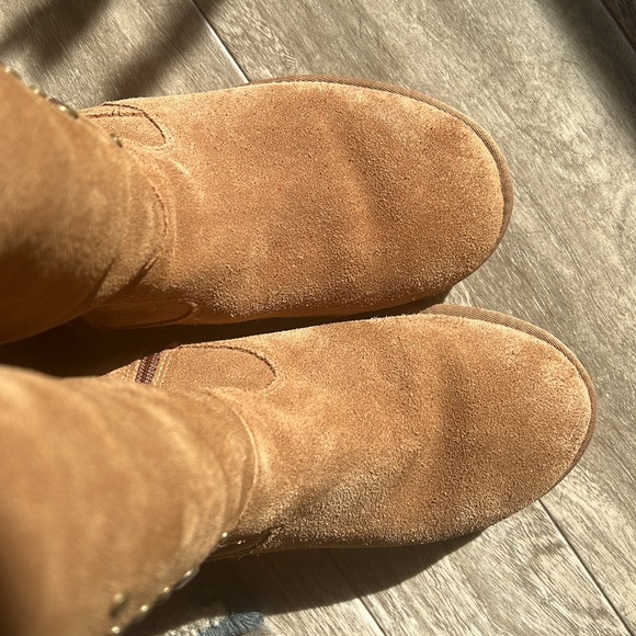UGG Boots size 7 - Picture 3 of 6